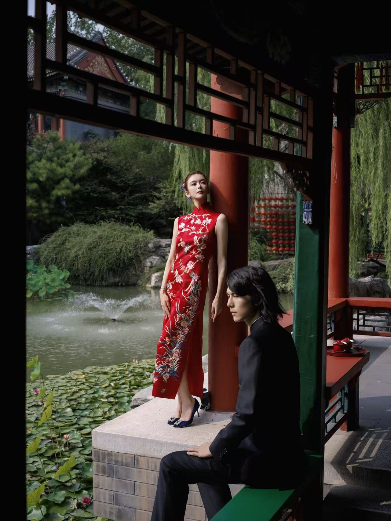 丁和杨 红底金花手绣